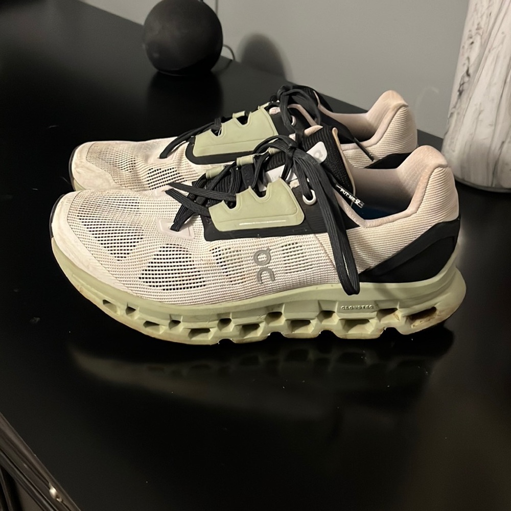 On Cloudstratus Running Shoes
